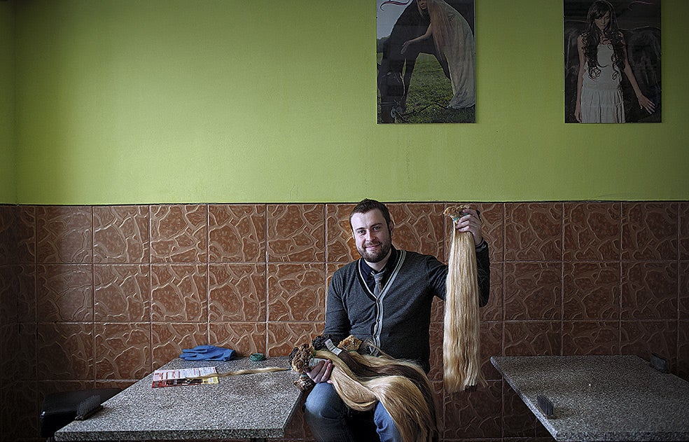 Alekxei Kuznetsov, jefe de Belli Capelli, en Mosalsk, y maestro de La Rubia de Oro, muestra una de sus cabelleras más caras.