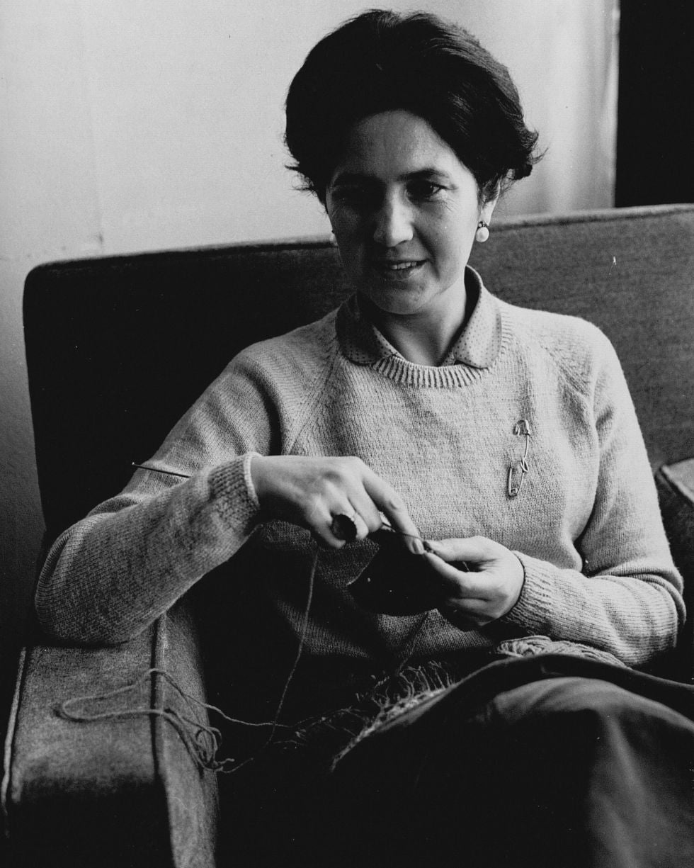 Ella tejía, diseñaba su ropa, tenía mucho gusto para la decoración... «Me pregunto de dónde sacaba sus originales criterios sobre las cosas, su delicado gusto, su sensibilidad», decía Miguel Delibes.