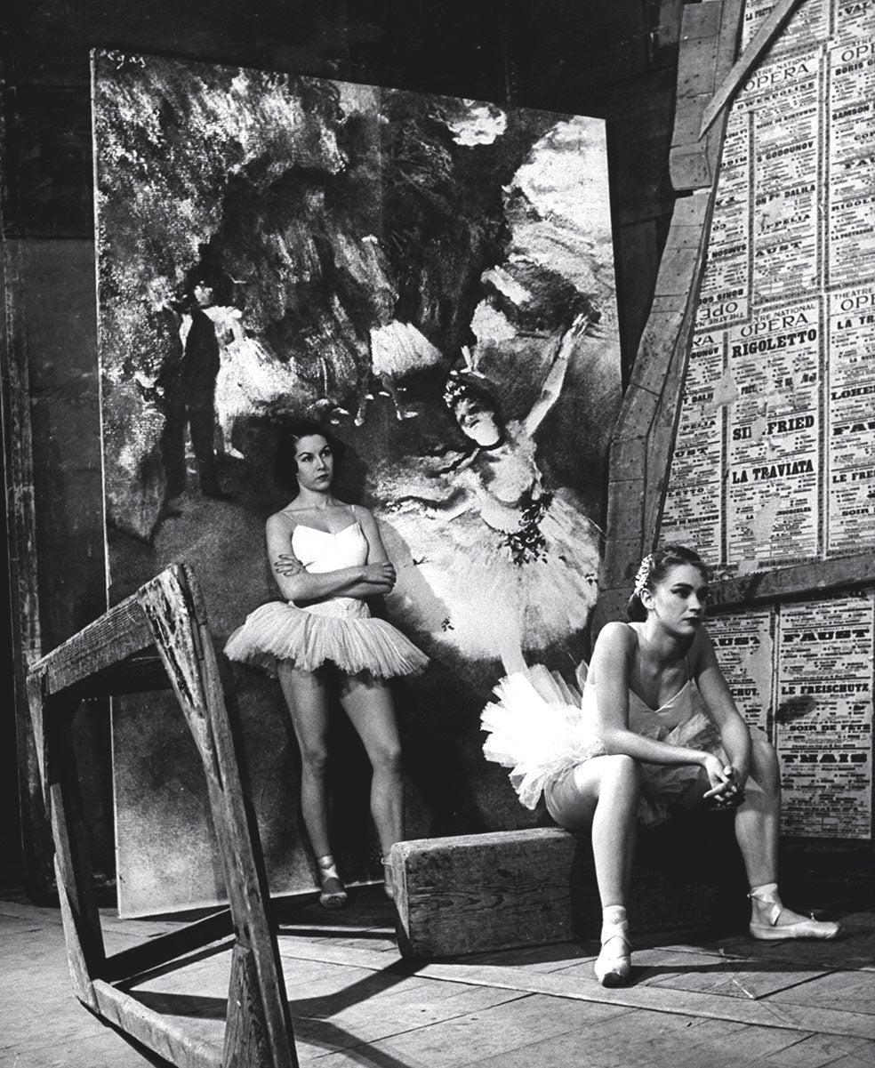 Las bailarinas Denise Bourgeois y Claude Bessy toman un respiro frente a un fondo de Degas. El genio francés solía hacer bocetos de instantes casuales de la gente para crear obras que revelasen una naturalidad desconocida.