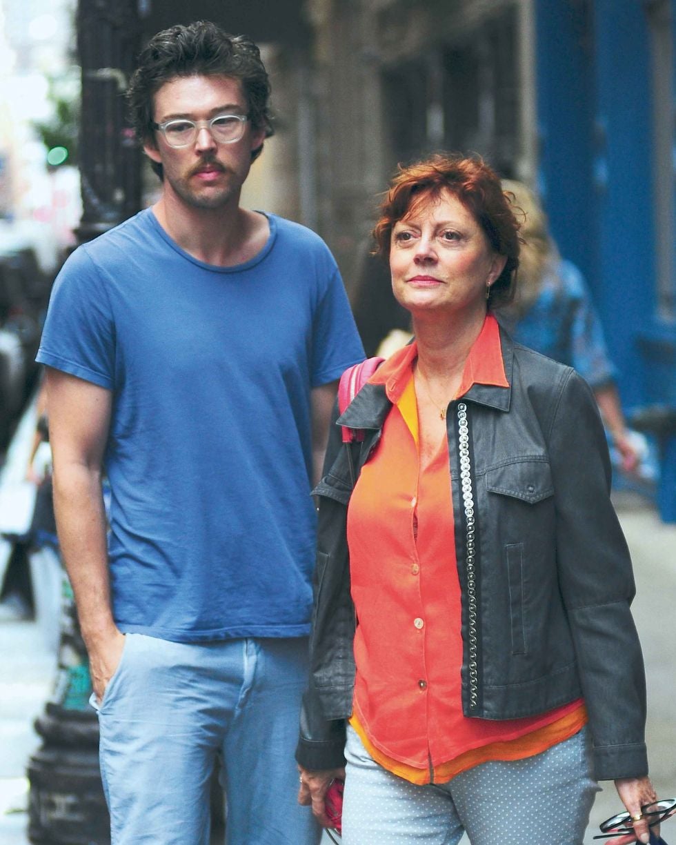 Tras separarse de Robbins, Sarandon comenzó una relación con el realizador Jonathan Bricklin, 31 años más joven, que se prolongó cinco años. Sarandon le resta importancia al factor edad. «Hay gente joven que ha tenido una vida plena, es madura e interesante. Es más difícil encontrar a alguien mayor que siga siendo curioso y no se empeñe en aferrarse a las cosas 'como eran antes'».
