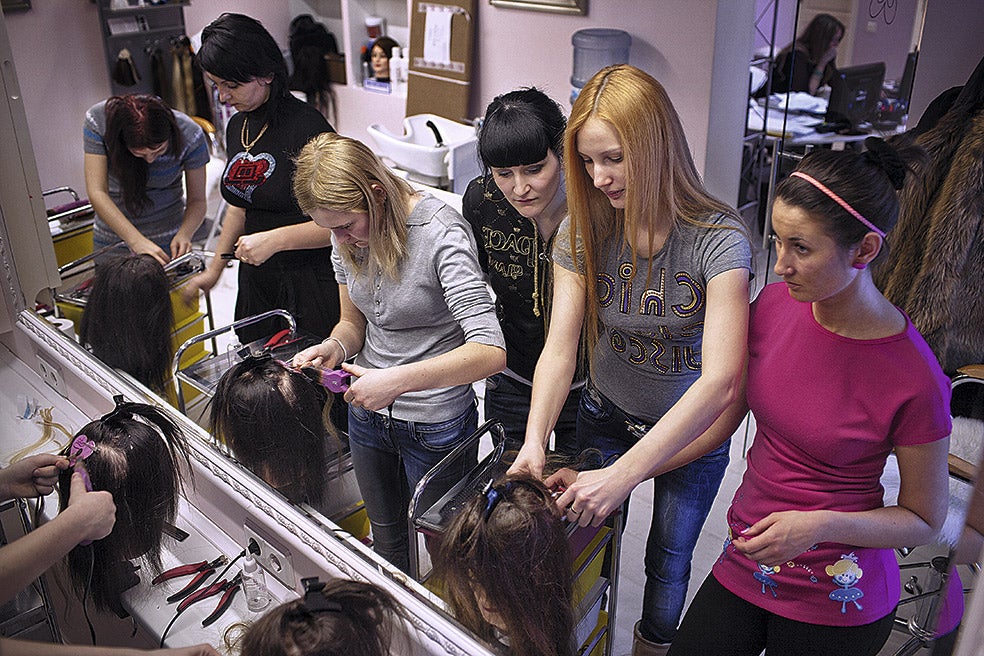 Para alargar sus propios cabellos y saber cómo cuidar la ‘inversión’, cada vez más jóvenes moscovitas recorren 300 kilómetros al sur de la capital, hasta Mosalsk, donde opera la ya famosa escuela La Rubia de Oro, del salón Belli Capelli, proveedor a su vez de extensiones de gran calidad.