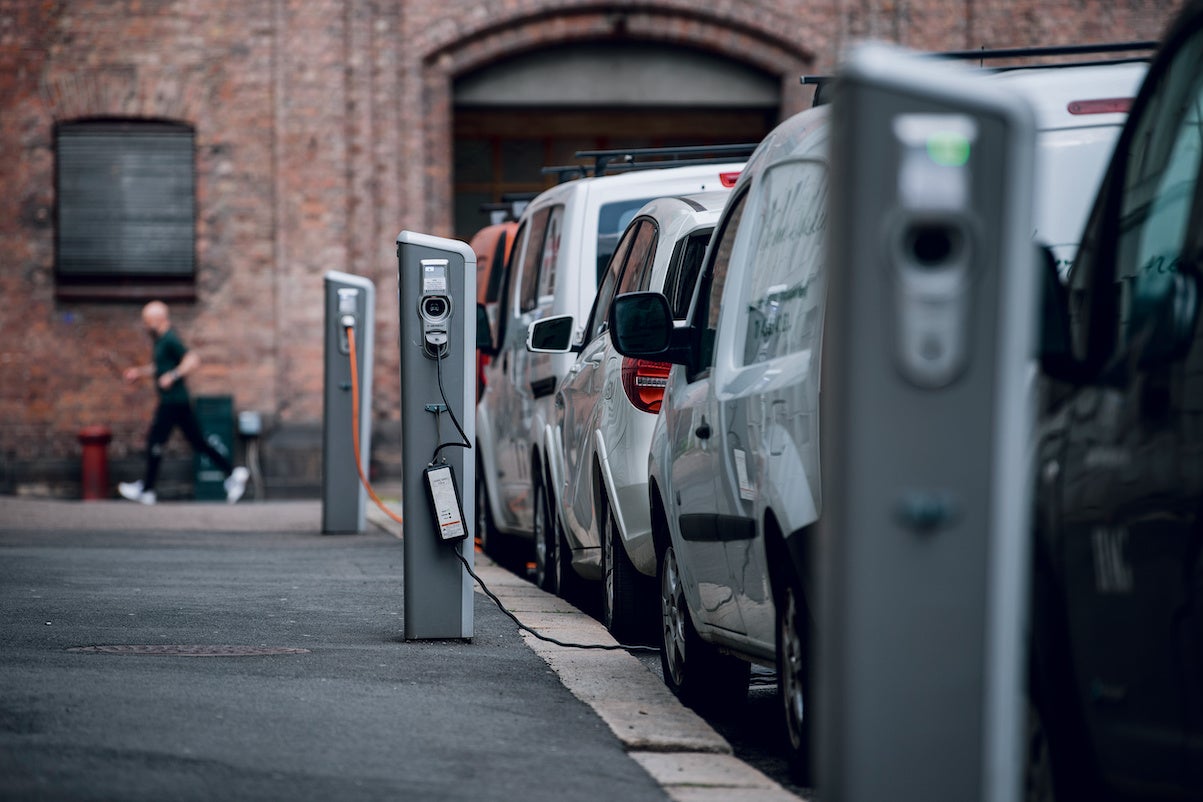 En Oslo, los coches eléctricos ya representan más del 40 por ciento del total de vehículos circulantes y es donde más se evidencia el hito del país. También la princesa heredera Mette-Marit utiliza ya una limusina eléctrica.