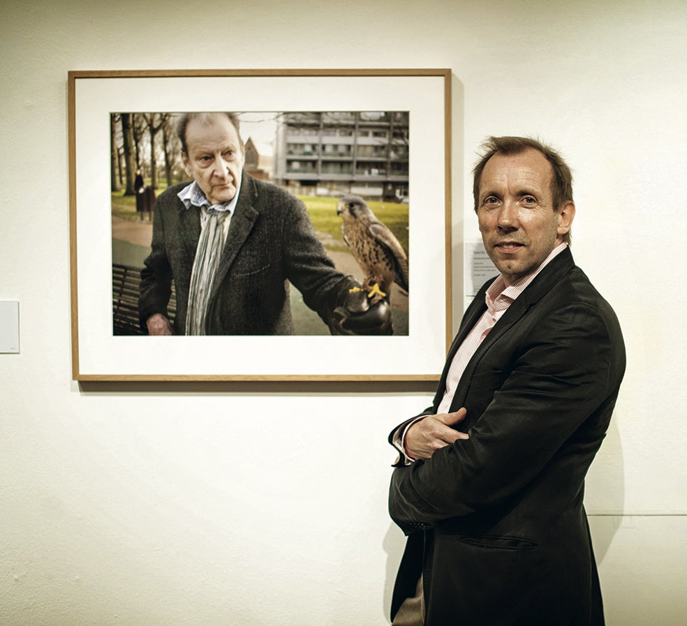 Dawson junto a una foto de Freud con un cernícalo. En los 40, Freud solía tener aves rapaces en su estudio.