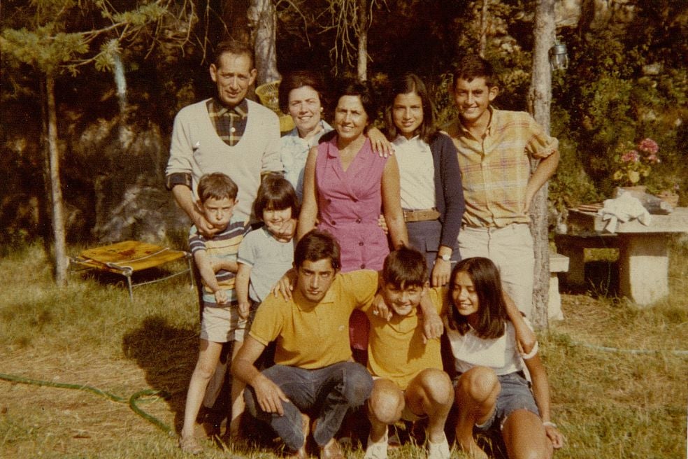 Tuvieron siete hijos, los cuatro primeros en cuatro años. Delibes se pluriempleó: escribía, daba clases y trabajaba en El Norte de Castilla. En la foto: la familia en el verano de 1968.