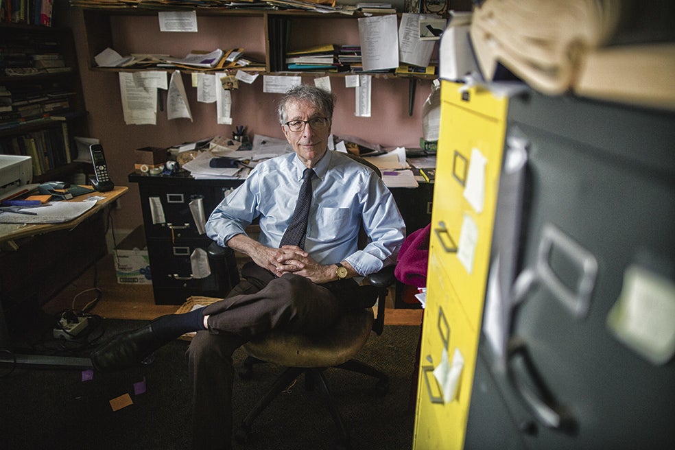 Howard Gardner nació en Scranton (Pensilvania) en 1943, en el seno de una familia de refugiados judíos que habían huido de la Alemania nazi. En Harvard, donde ha desarrollado su carrera desde 1961, ocupa la cátedra John H. y Elisabeth A. Hobbs de Cognición y Educación. Y es uno de los fundadores de The Good Project, dedicado a promover la excelencia ética en la educación y el trabajo.