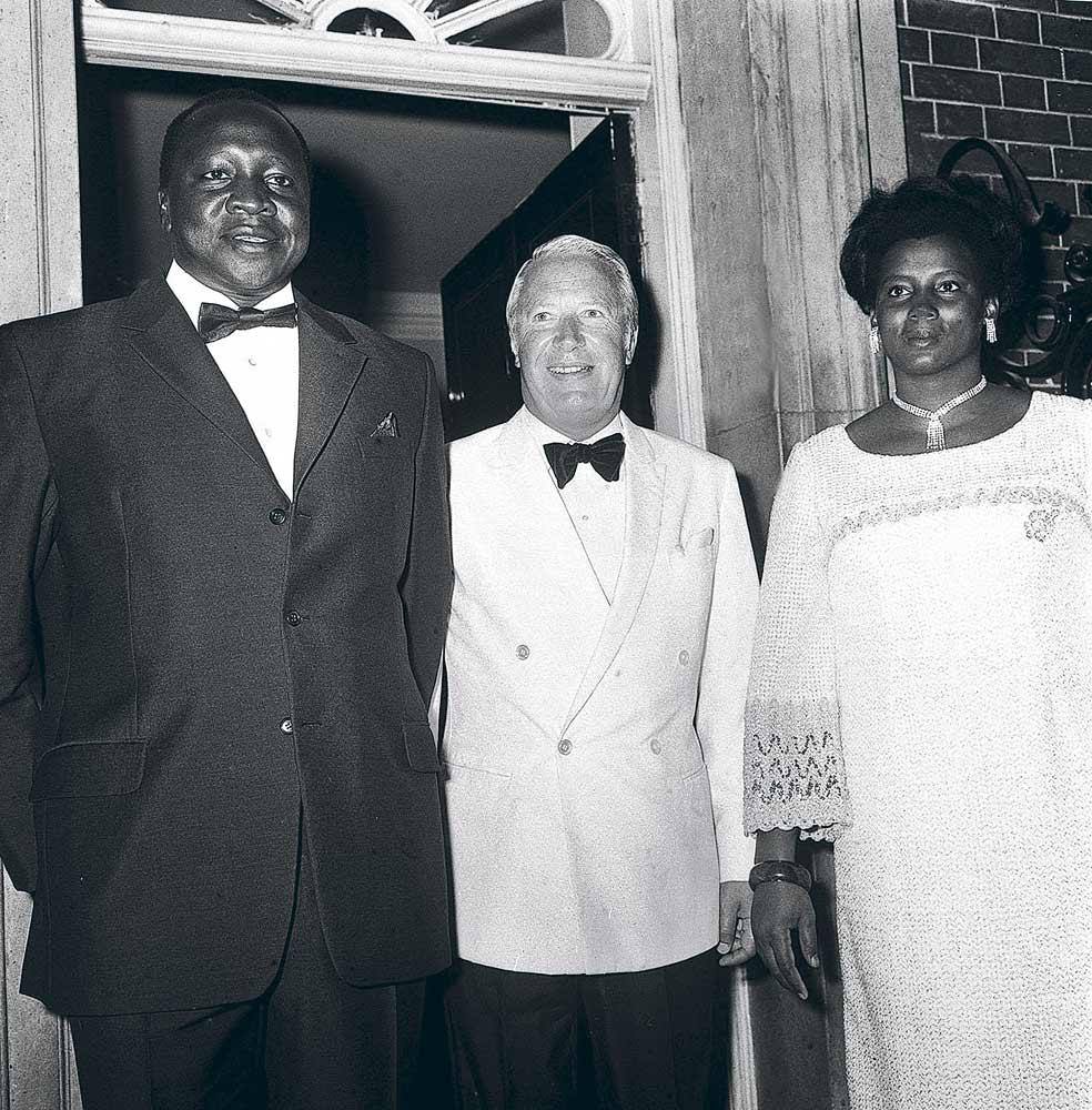Amin y una de sus esposas con el primer ministro británico Edward Heath. El imperio británico aupó al dictador como militar a su servicio y facilitó su reconocimiento internacional.