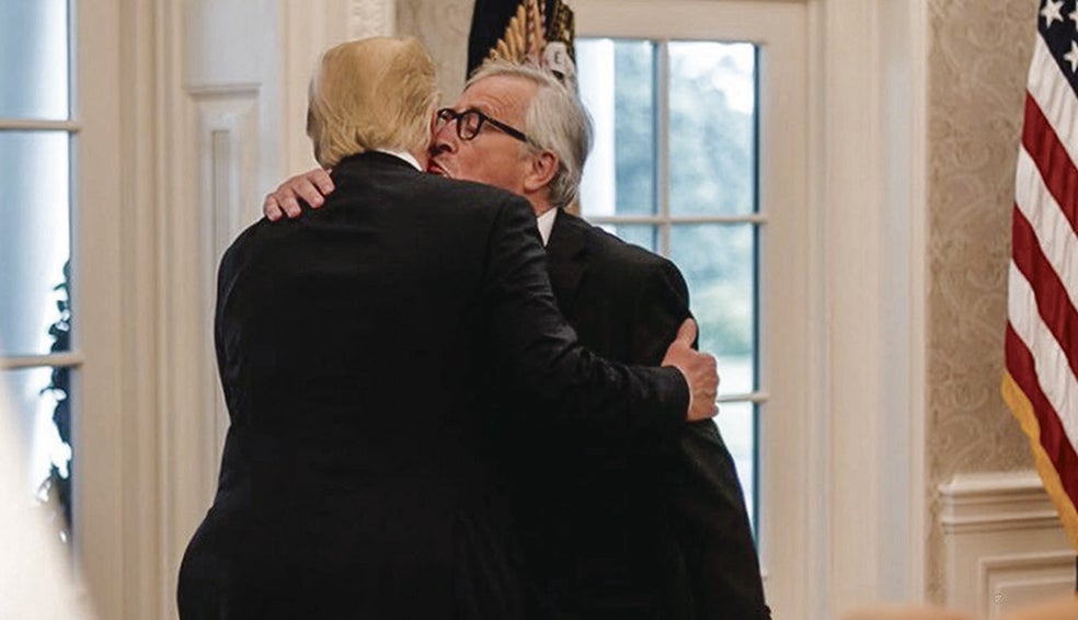 En julio de 2018, Trump recibió a Juncker en la Casa Blanca y, según el luxemburgués, el presidente americano tomó la iniciativa de besarlo. No solo eso, difundió en redes sociales la imagen que había tomado el fotógrafo de la Casa Blanca.