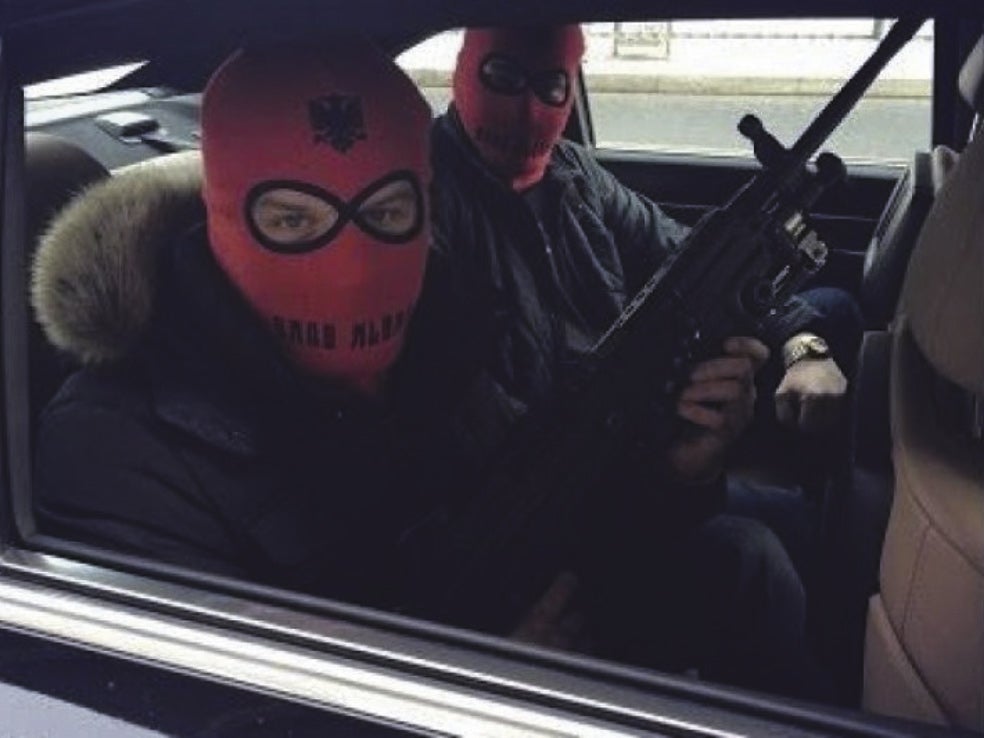 Los clanes se hicieron ricos con el mercado negro durante el régimen comunista en su país. Con la guerra en los Balcanes se apropiaron de las rutas de la heroína en la región y, en 1999, al darse estatus de refugiado a los albaneses por el conflicto en Kosovo, enviaron a su gente a Sudamérica a hacerse con la cocaína.