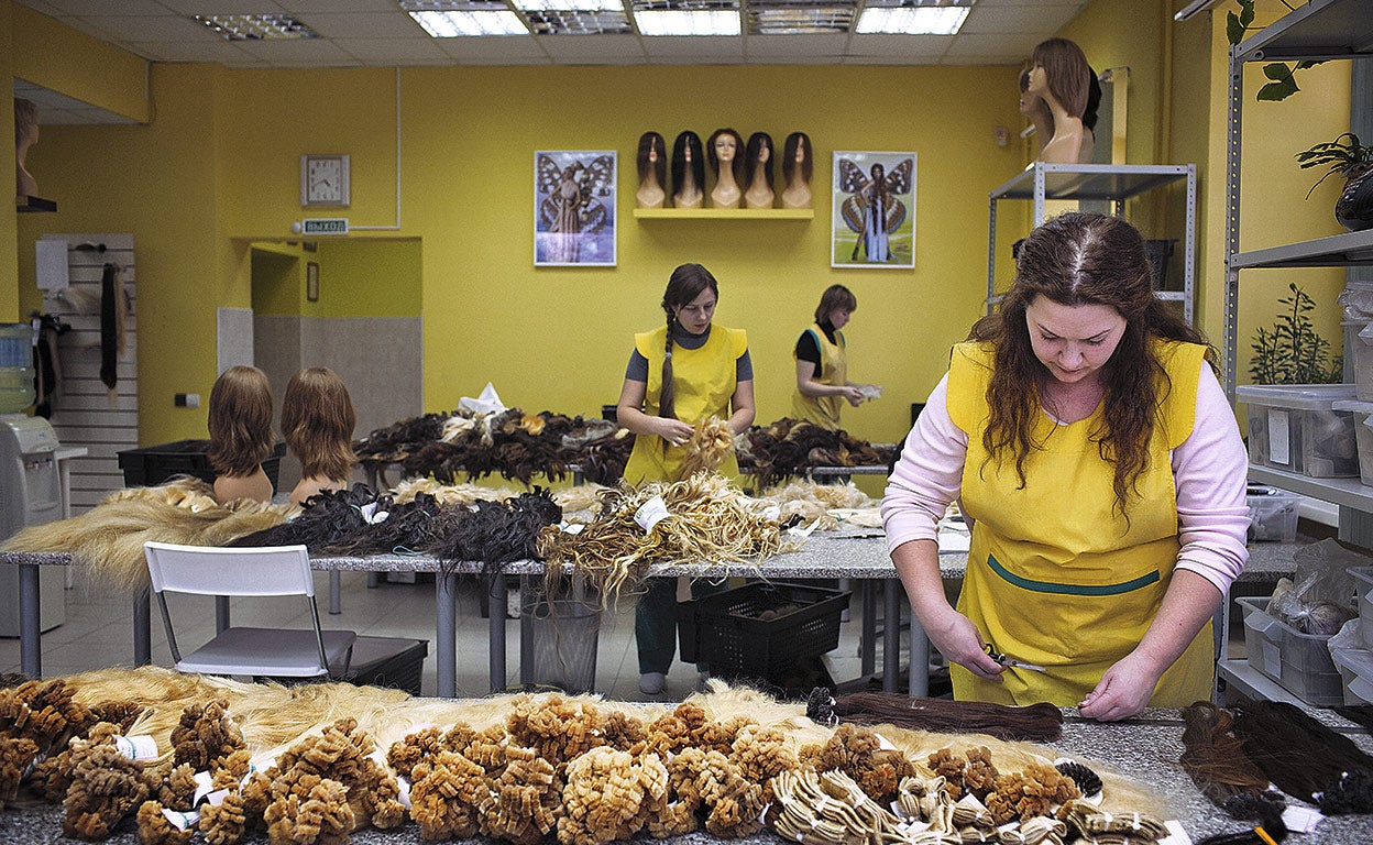Un grupo de empleadas de la fabrica Yukhov, en Rusia, ultima varias melenas.