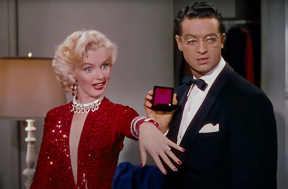 Marilyn Monroe inmortalizó los diamantes en Los caballeros las prefieren rubias en 1953. Lo que vino a unirse a la mejor campaña de marketing de la historia: Un diamante es para siempre, de 1948. El tamaño de 'pedrusco' se convirtió en una prueba de amor... y una exhibición en sociedad.