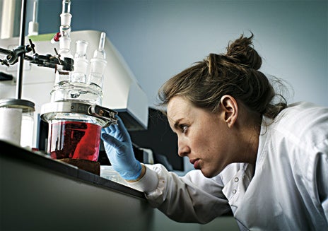 Imagen secundaria 1 - Las tres fases del método del doctor Seifalian. Alexander Seifalian ha creado un polímero biocompatible – un fluido plástico– que se solidifica al cambiar de temperatura. Con un molde, el polímero adopta la forma de los órganos que se busca reproducir; en este caso, una nariz. El fluido tiene poros microscópicos en los que serán luego ‘insertadas’ las células madre del paciente. Los poros del fluido se impregnan con las células madre en un biorreactor, un ambiente estéril que gira y proporciona riego y oxígeno a la mezcla. Las células madre extraídas de la médula ósea del paciente, se pueden convertir en cualquier tipo de célula del organismo y, por tanto, producir los mismos tejidos que se encuentran en el órgano que se pretende crear para implantarlo en el paciente.