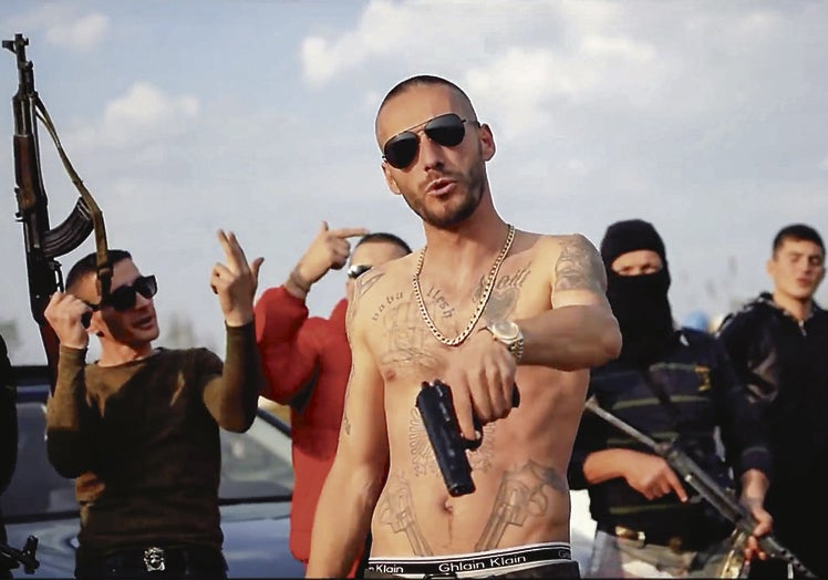 Imagen principal - Narcos con nombre. Arriba, Fari Lleshi, aficionado al rap y preso por drogas en el Reino Unido; abajo a la izquierda, el capo Dritan Rexhepi, líder del clan Kompania Bello, apodado 'el rey de la cocaína'; y a la derecha, Arber Çekaj, pionero en enviar cocaína desde Ecuador.