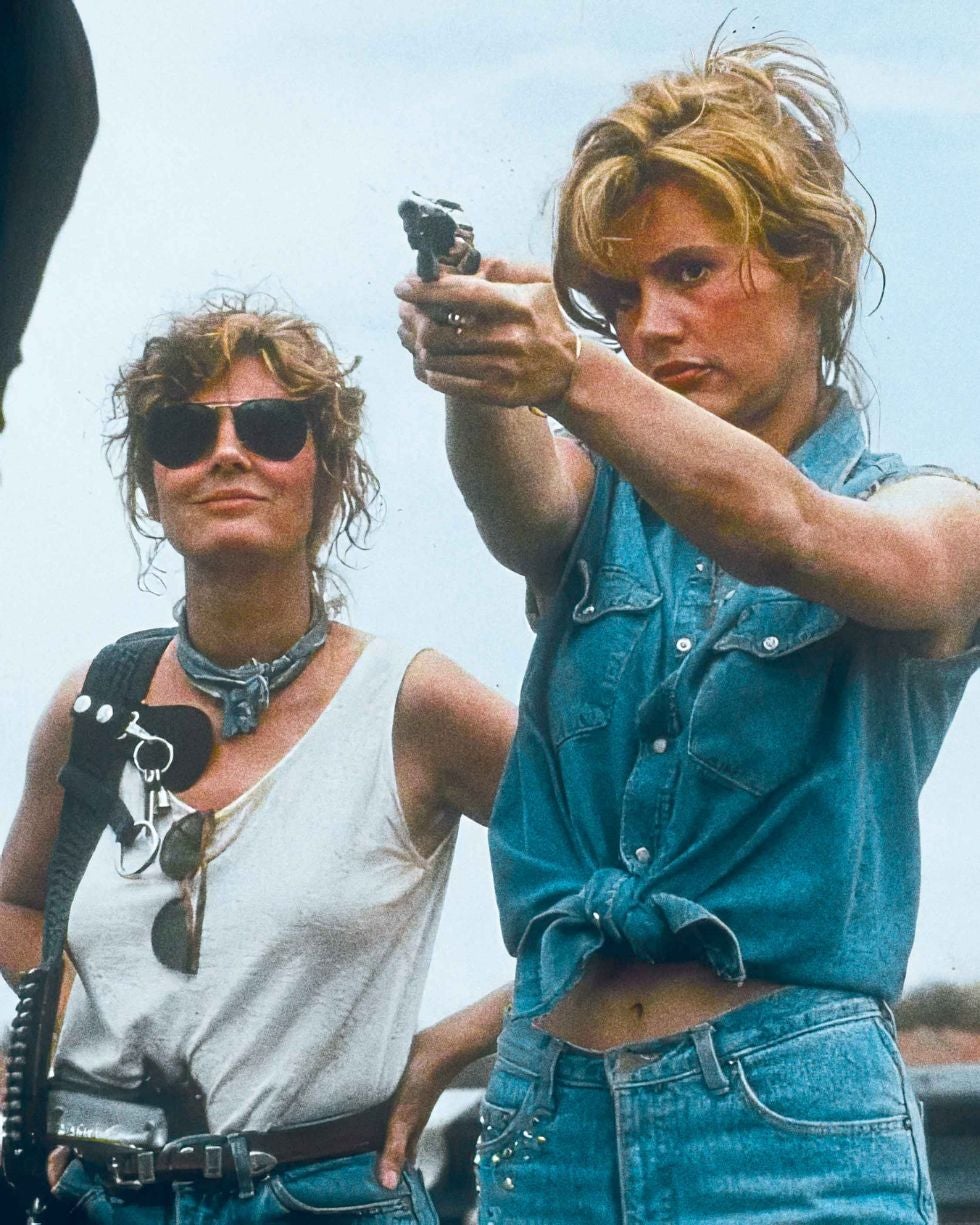 El director Ridley Scott vio pronto el potencial de Thelma y Louise, «una de las pocas películas en las que las chicas no eran las novias de alguien», mérito de la escritora Callie Khouri. Pero ni ella imaginaba que se convertiría en un símbolo feminista. De hecho, explica Sarandon, cuando se estrenó, en 1991, nadie reparó en la escena de la violación que desencadena la huida sin posibilidad de regreso. Y el final trágico no ayudaba... hasta Sarandon pidió rodar uno alternativo, pero es el Thunderbird color turquesa volando en el precipicio lo que convirtió a la película en historia del cine... y del feminismo.
