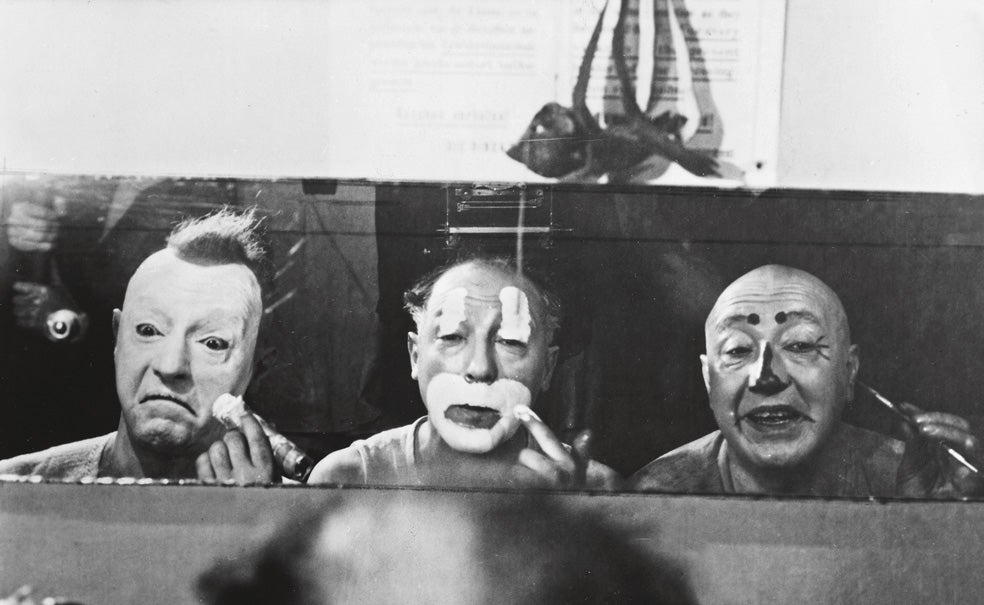 Los primeros payasos hacían gracia con sus caídas de los caballos. Ha habido grandes sagas: los Fratellini (en la foto), la familia Aragón, los Tonetti...