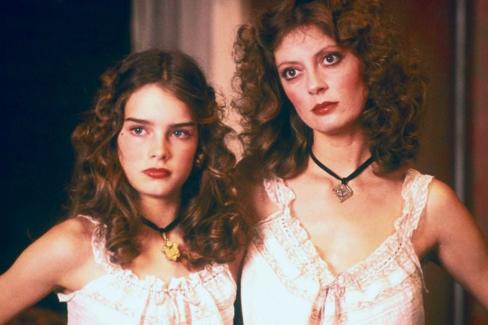 La pequeña, dirigida por Louis Malle, es una película impensable hoy. Sarandon entiende la conmoción que causó ya entonces, en 1978. Cuenta la historia de una prostituta (Sarandon) y su hija (Brooke Shields), cuya virginidad es vendida al mejor postor. Shields tenía 11 años y, aunque no aparece desnuda, su sexualización es evidente, por mucho que la película intente denunciar esos abusos. El rodaje fue un caos, con más drogas y fiestas de las asumibles con una menor en el set. La madre de Shields, alcohólica y conflictiva, estaba entonces en la cárcel y, de hecho, Sarandon se hizo cargo de la niña ese tiempo.