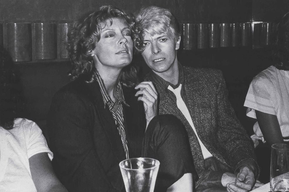 Sarandon conoció a David Bowie en 1983 y tuvieron lo que ella llama «un romance serio». Fueron amigos siempre. «Era extraordinario», dice del cantante, que falleció en 2016, a los 69 años, de un cáncer de hígado. Sarandon cuenta que la llamó unos días antes para despedirse.