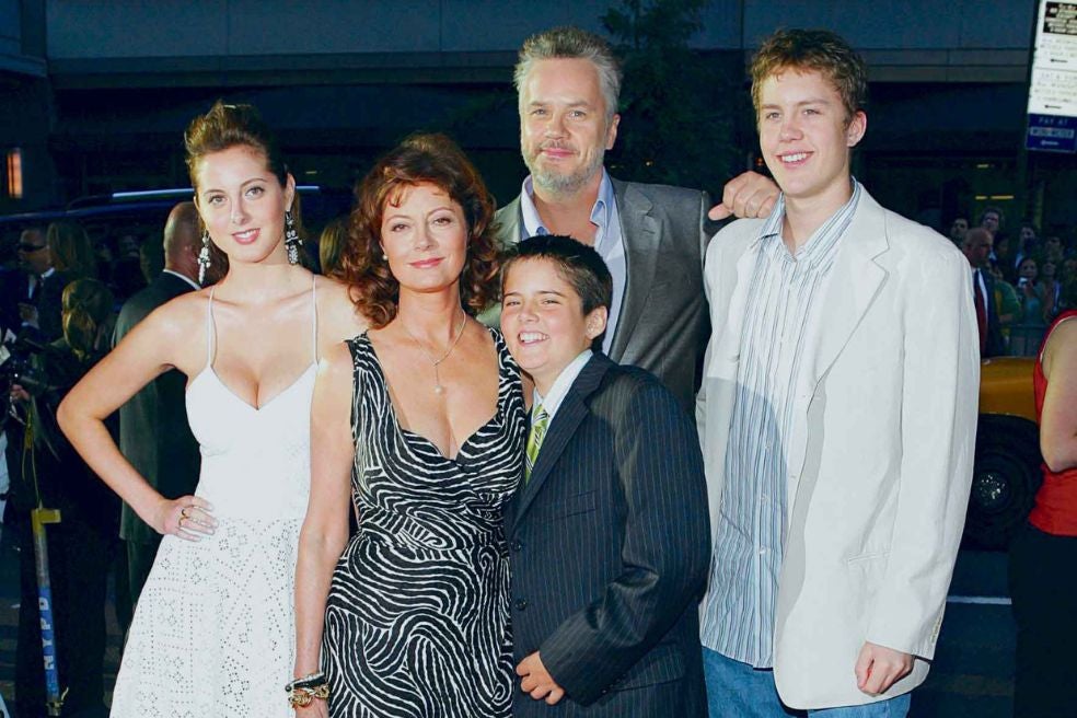 Con el actor y director Tim Robbins, 12 años más joven que ella, la actriz formó una de las parejas (nunca se casaron) más admiradas de Hollywood. Se conocieron en 1988 rodando Los búfalos de Durham y tienen dos hijos (Susan tiene otra hija). Eran tan abiertos en sus declaraciones políticas como discretos en su vida privada. Tanto que cuando se separaron, en 2009, fue un shock para sus fans.