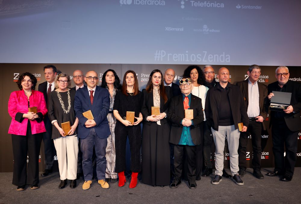 Los ganadores de los premios Zenda Fernando Arrabal, Leila Guerriero, Ledicia Costa, Augusto Ferrer-Dalmau, Jorge Carrión, Paz Gil, Xavier Pla, Cristina Gómez Baggethun, Chus Visor, Fernando del Rey y Manuel Álvarez Tardío, posan con los galardones.