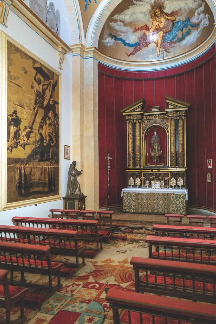 Con frescos de José María Sert, que él mismo ayudó a restaurar tras el gran incendio del palacio en 1936, la capilla se abrirá al público por primera vez durante la exposición.