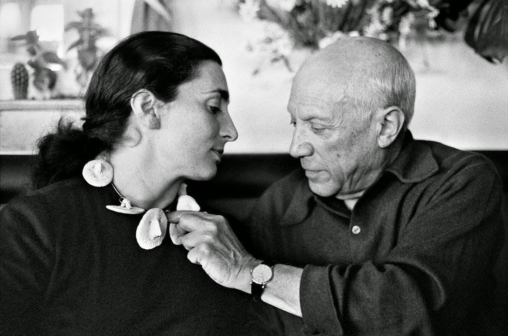 Roque permaneció junto a Picasso hasta su muerte, el 8 de abril de 1973. Se entregó entonces a la difusión del legado de su esposo, cediendo numerosas obras para exposiciones hasta que, 13 años después de haberse quedado viuda, se suicidó.