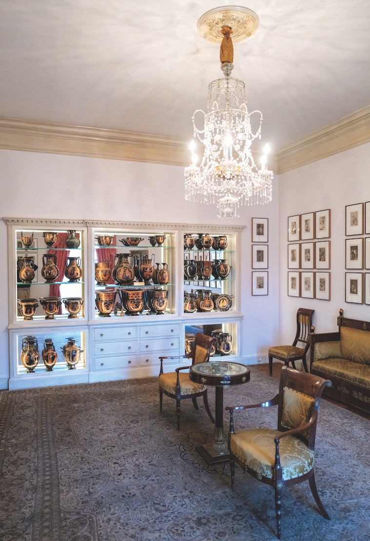 Sala de los vasos griegos y grabados de Goya. Alba quiso reunir la colección de los 37 vasos griegos del siglo IV a. de C. que antes estaba repartida por el palacio y volvió a enmarcar de forma más moderna los 80 grabados de Goya.