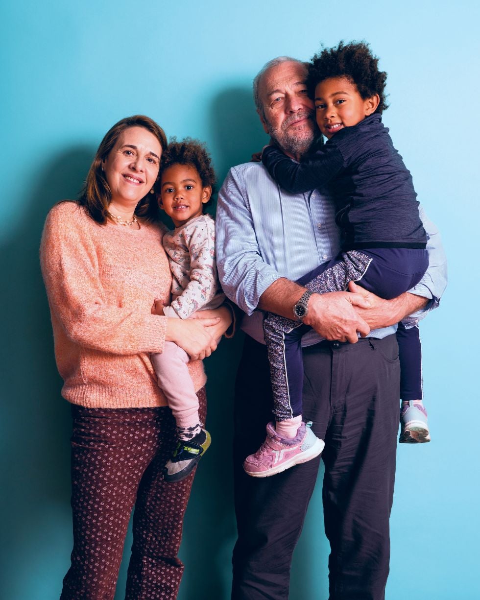 «Tengo mucho carácter, pero con las nietas (Maya y Astu) no me sale», Jorge, de 71 años. «Es una suerte ser abuela joven. Me encanta bailar con ellas», Belén (53).