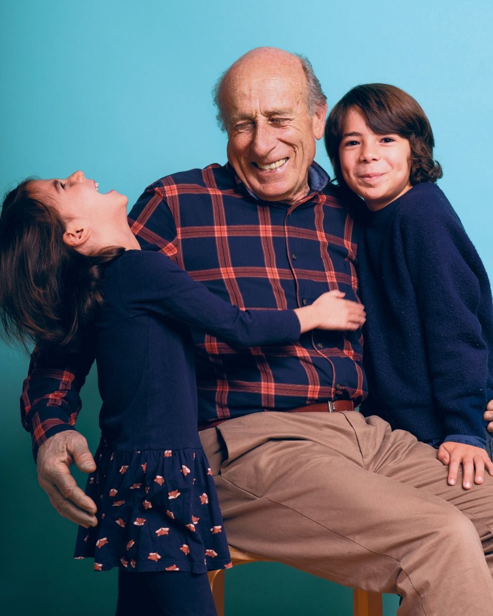 «Pasar tiempo con ellos es cansado. ¡Tienen mucha energía!, pero te la contagian», Giovanni, de 75 años. «Con mi abuelo hago manualidades y carpintería. Este verano construí un garaje yo solo usando sus herramientas», Lucas, de 7 años. «El abuelo tiene una casa en el campo donde vemos muchos animales e insectos. En verano pasamos mucho tiempo allí», Bianca, de 5 años.