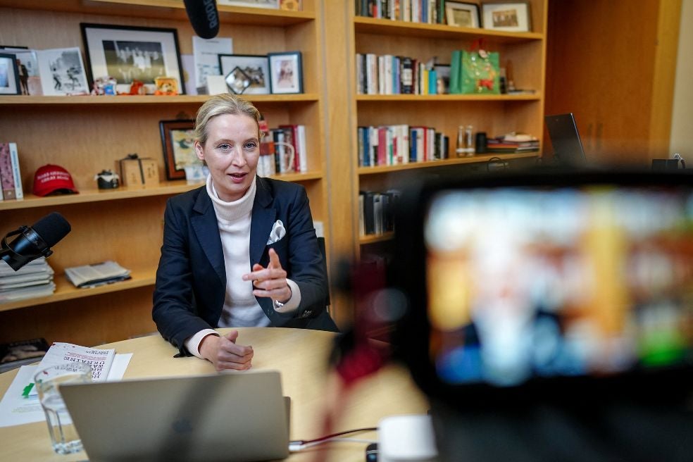 El 9 de enero, Weidel charló con Elon Musk en X. La entrevista está bajo la lupa de la Comisión por si vulnera las leyes de la UE al amplificar discursos de odio o fomentar la desinformación. El Gobierno germano tildó de «injerencia» un encuentro que, en tanto que publicidad electoral —«La gente debe apoyar a la AfD», dijo Musk—, podría considerarse como una donación ilegal.