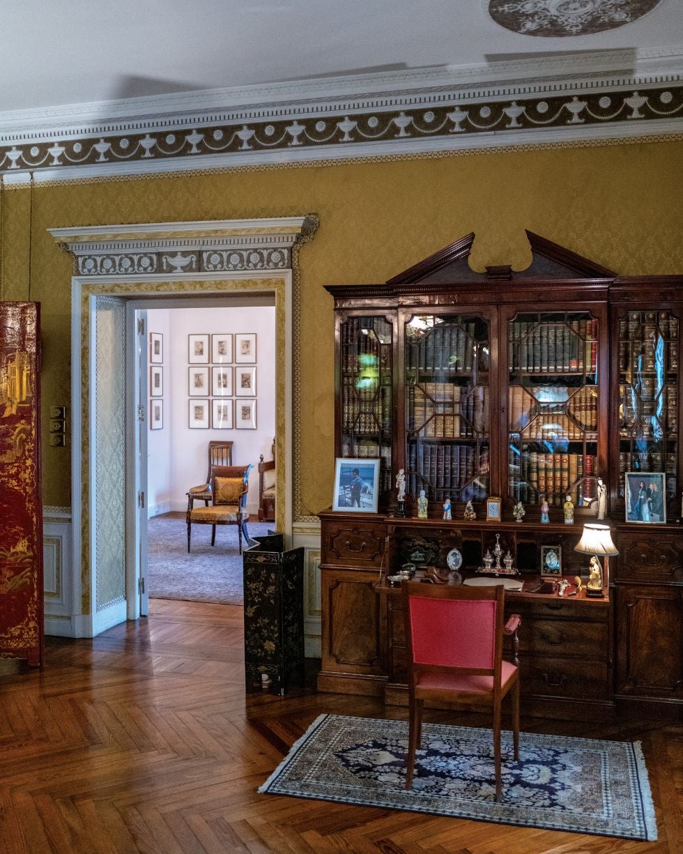 Mueble-biblioteca inglés del siglo XIX en el Salón Amarillo de la segunda planta, totalmente cerrada a las visitas. Las fotos familiares reposan en todo el mobiliario, además de las piezas de porcelana adquiridas por la duquesa de Alba. A los innumerables tesoros que Cayetana Fitz-James Stuart fue comprando en sus viajes ella misma los llamaba 'los pongos', expresión que venía de «dónde los pongo?».