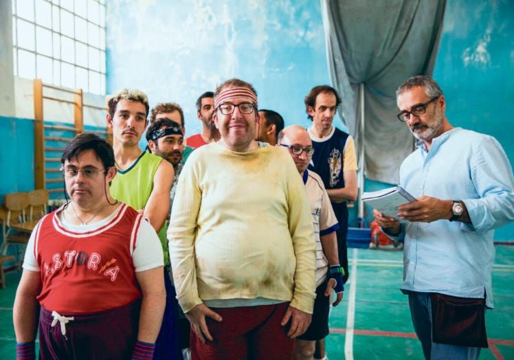 Imagen principal - Por sus películas lo conocerán. Fesser se curtió en el mundo de la publicidad hasta que, al nacer su primera hija, con 34 años, hizo su debut en el cine con El milagro de P. Tinto. El éxito de esta cinta le permitió cumplir uno de sus sueños: llevar a la pantalla a Mortadelo y Filemón, personajes clásicos de la historieta nacional a los que ha dedicado ya dos largometrajes. Entre ambos rodó Camino, un polémico filme que le valió tres Goya. El gran reconocimiento popular, sin embargo, le llegó con Campeones, candidata española al Oscar protagonizada por un elenco plagado de personas con discapacidad.