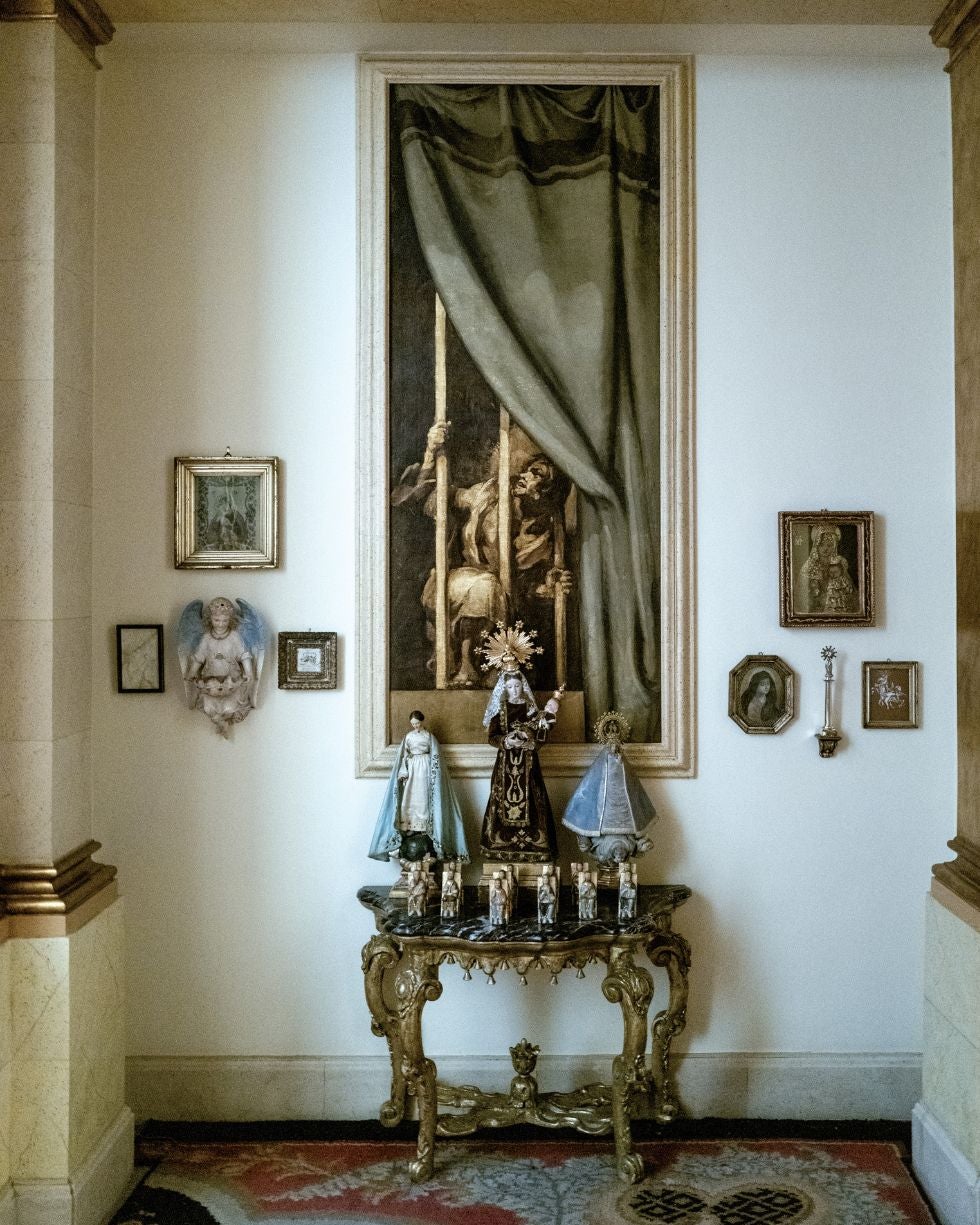 Consola del siglo XVII con imágenes sevillanas. El Palacio de Liria es una de las residencias privadas más importantes de Madrid. Fue construido entre 1767 y 1785. Al duque le gusta el arte, aunque «no entiendo de arte contemporáneo», afirma.