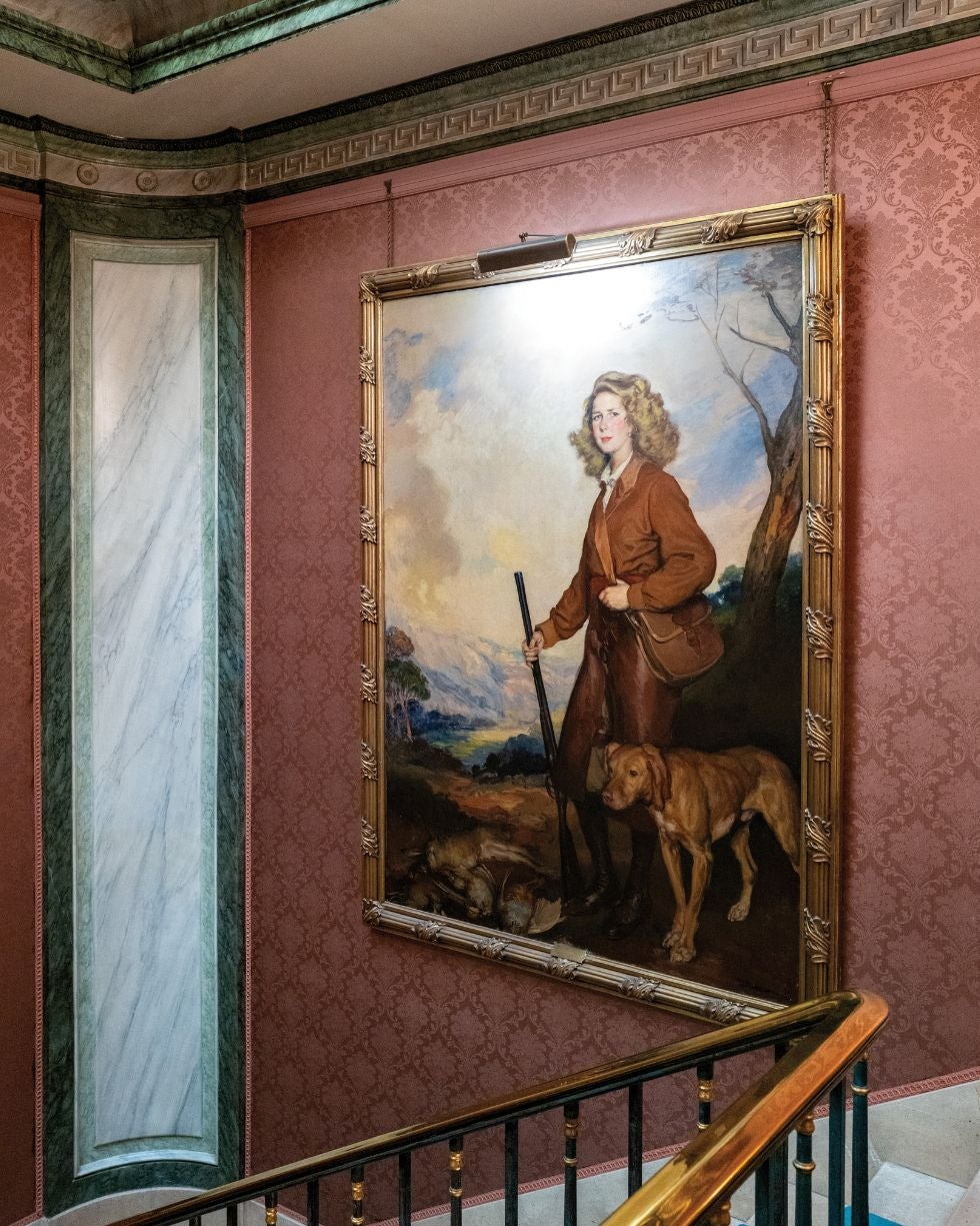 Cayetana de Alba pintada por Fernando Álvarez de Sotomayor, en la escalera que lleva al segundo piso, donde el duque recibe a sus amigos. A él le encantaría que lo retratara Antonio López. «Me lo presentó Alicia Koplowitz. Es un hombre campechano al que le gusta comer cosas sencillas como a mí, pero no sé si le caigo bien. Quizá me vea un poco pomposo».