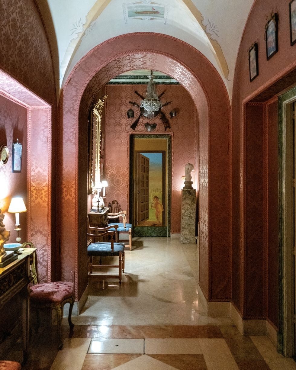 Pasillo en la planta baja que conduce a las estancias privadas. «Estoy encantado de estar solo. Soy muy egoísta y muy impaciente. Hay otros momentos en tu vida en los que te gusta compartir, pero ahora ya no. No salgo por la noche», dice con naturalidad el duque de Alba.