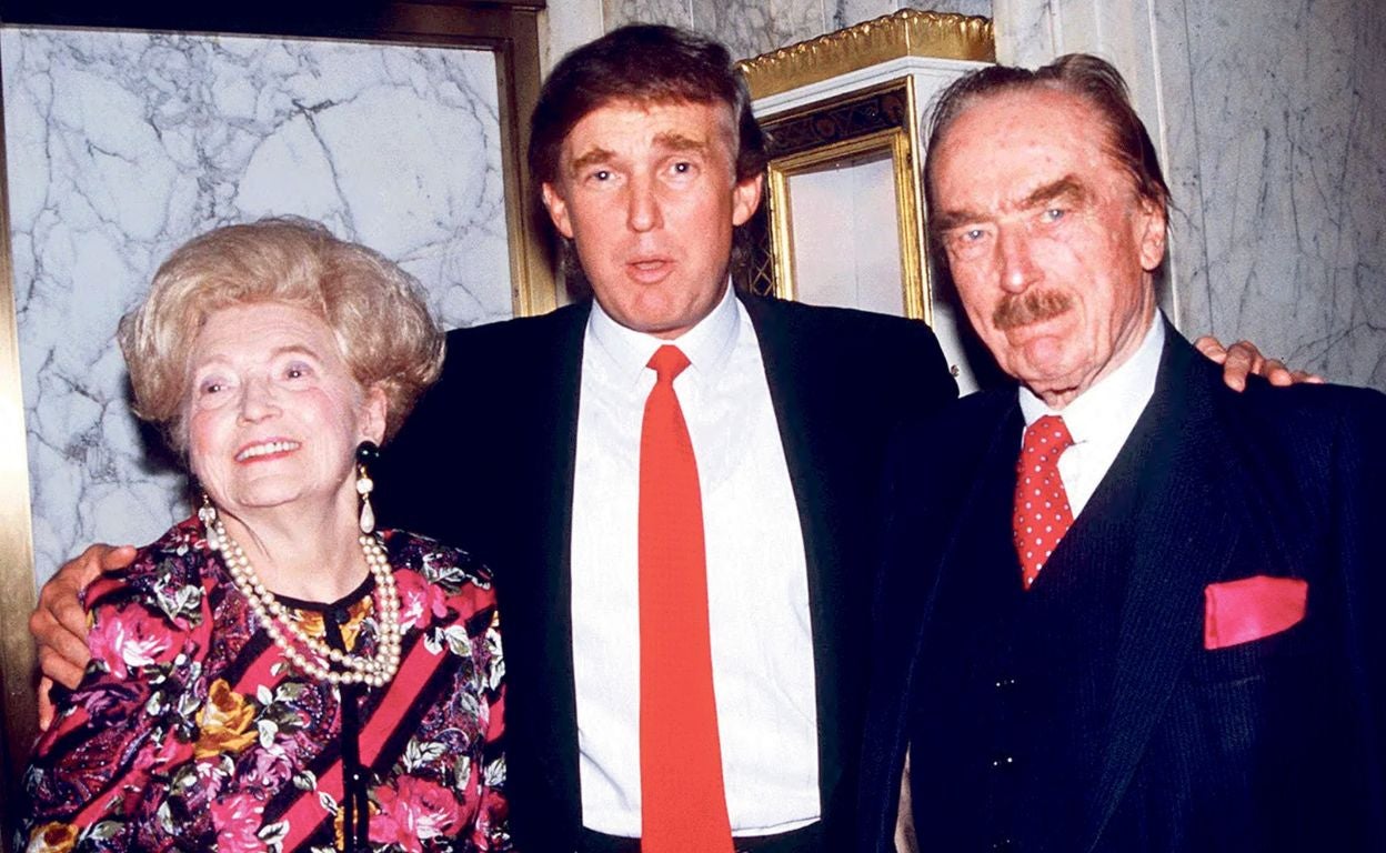 Donald Trump con sus padres, Fred y Mary Anne. Él falleció en 1999 y ella, un año después. A Trump le gusta contar que heredó de su padre un millón de dólares y que a partir de ahí, construyó su propio imperio. En realidad, como varias investigaciones han demostrado, le dejó más de 400 millones.