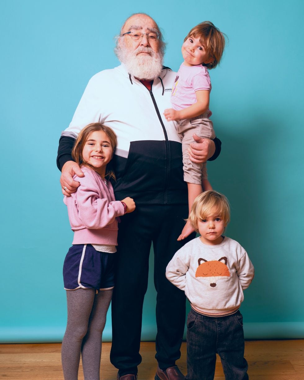 Paco (79 años): «Cuido a mis nietos en mi casa dos días a la semana. Con ellos me sorprendo y renuevo ilusiones. A ver si aprendo a ser niño otra vez». Sus nietos: Aurora, Olmo y Candela.