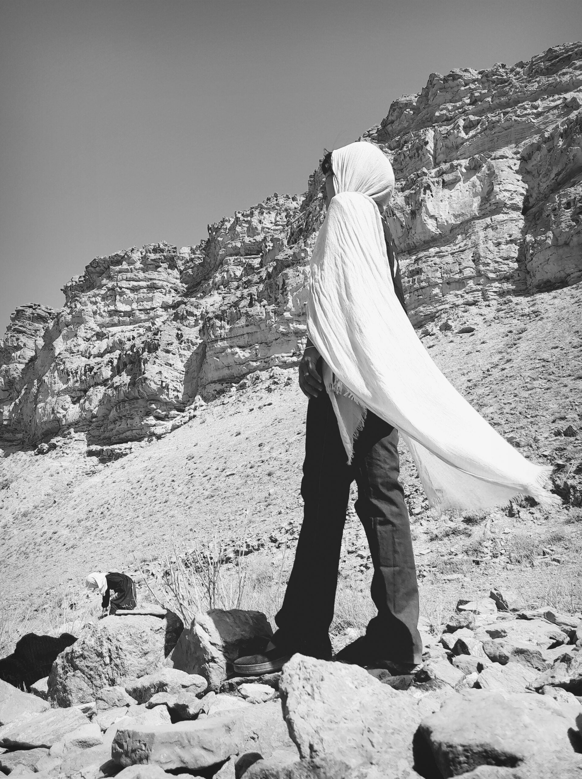 No tienen el apoyo de nadie. Una posa para la otra. Las fotógrafas buscan momentos creativos en mitad de su jornada de trabajo en el campo. Luego, por las noches, sus móviles e Internet se convierten en su puerta de escape para subir sus fotos a redes.