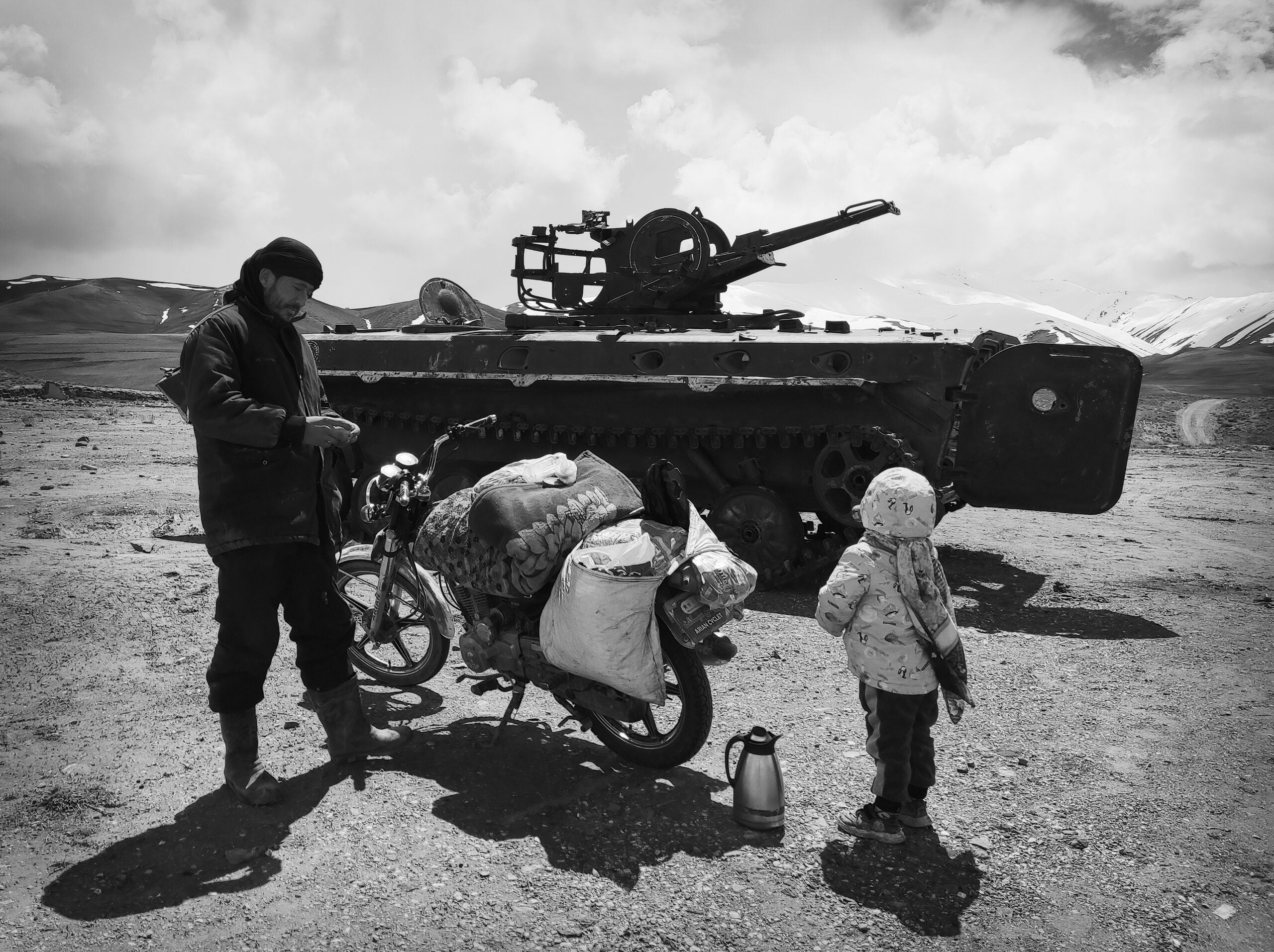 No hay parques, ni columpios. Hay tanques. Es el paisaje afgano que las fotógrafas ven cada día. Explican Mahnaz y Somayeh que solo aquellos que no han visto la guerra están dispuestos a empezarla. Por eso, representar sus señales puede ayudar a que no se repita.