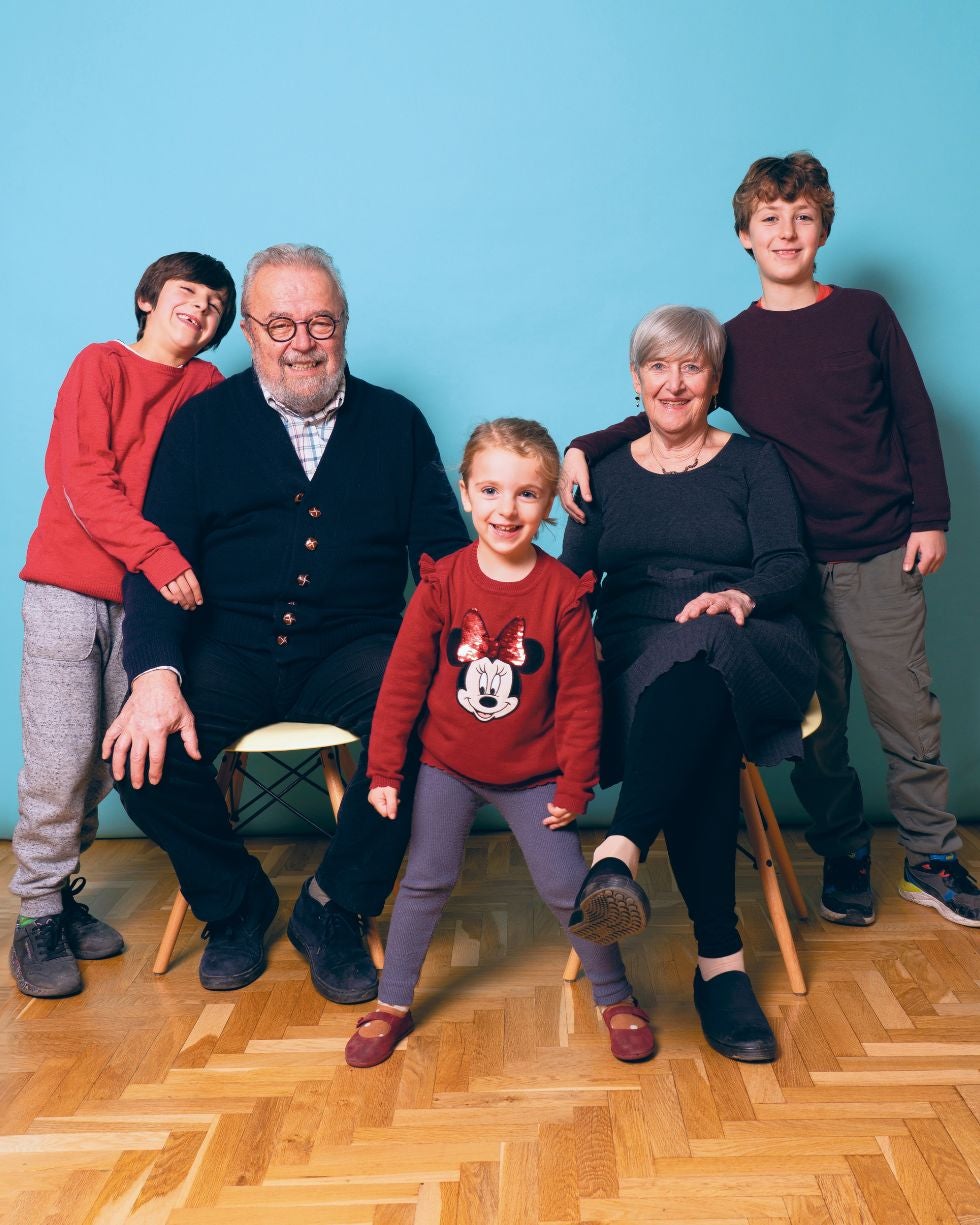 «En la pandemia jugábamos a diario a la batalla naval, era 'la hora de la abuela'», Valeria, de 76 años. Aquí, con Marco (77) y sus nietos Diego, Federico e Inés.