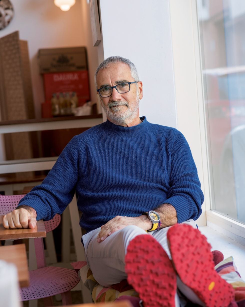 Javier Fesser, director de cine español, es conocido por combinar humor surrealista y reflexión social en sus películas. Una de sus obras más destacadas, Campeones, ganó el Goya a Mejor Película en 2019 y se convirtió en un símbolo de inclusión. Además, cofundó la productora Películas Pendelton, que ha sido clave en el desarrollo de su carrera cinematográfica.