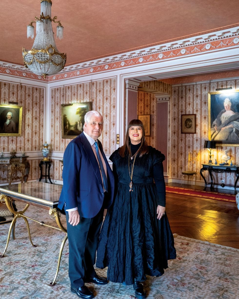 La portuguesa Joana Vasconcelos y Carlos Fitz-James Stuart posan en el salón de pintura inglesa, en la segunda planta, vetada al público, donde cuelgan importantes retratos de autores como Reynolds o Fletcher. Es la primera artista contemporánea en intervenir en el palacio, inaugurando el programa de arte moderno en el edificio neoclásico.