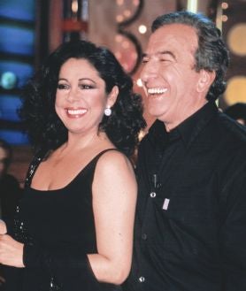 Imagen secundaria 2 - En familia. Perales con Julio Iglesias, Rocío Jurado, José Luis Rodríguez El Puma y Lola Flores. Abajo, con Sara Montiel y, a la derecha, con Isabel Pantoja. A todos les dio canciones con las que conquistar el corazón del público.