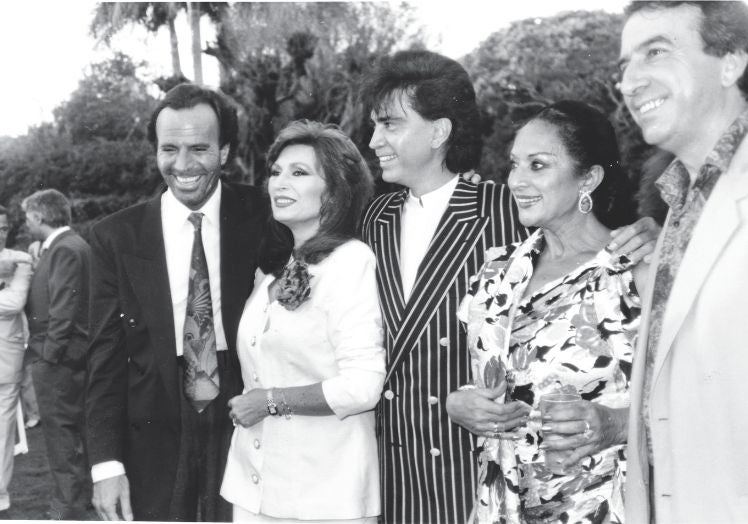 Imagen principal - En familia. Perales con Julio Iglesias, Rocío Jurado, José Luis Rodríguez El Puma y Lola Flores. Abajo, con Sara Montiel y, a la derecha, con Isabel Pantoja. A todos les dio canciones con las que conquistar el corazón del público.