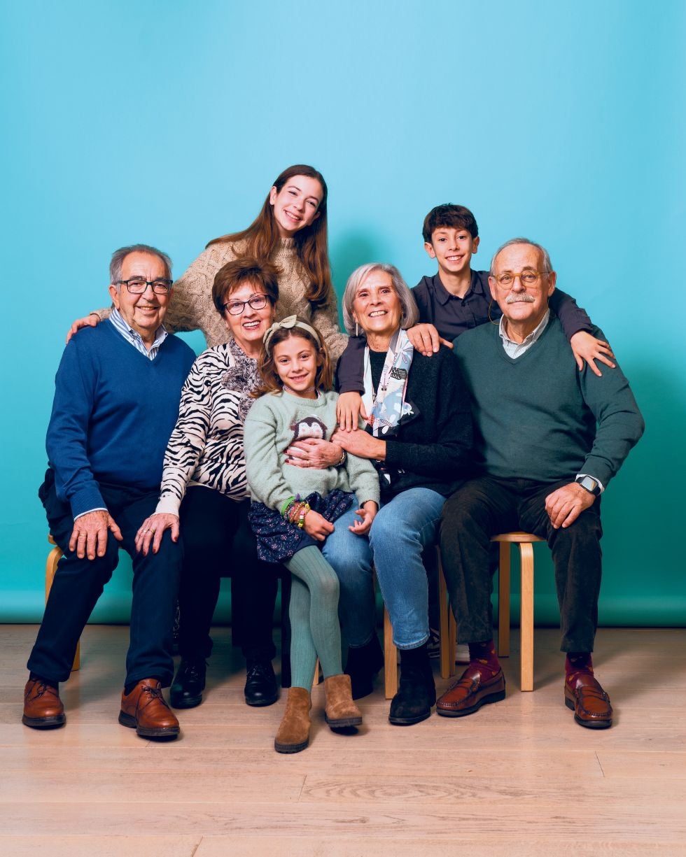 Vera, Martín y Jana con sus cuatro abuelos: Mariano (80), Milagros (77), Eduardo (77) y Ana (74). Eduardo: «Estoy aprendiendo solfeo con Martín». Milagros: «Es mejor ser abuela que madre».