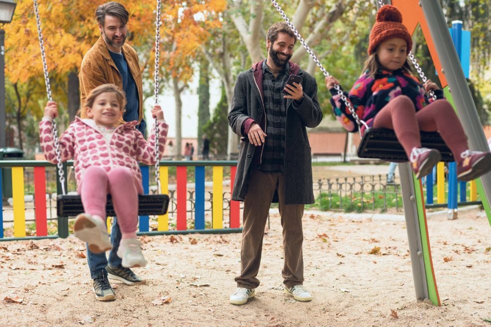 Custodia repartida es la primera serie de Fesser. Relata la separación de una pareja con una hija de 6 años en la España de hoy. Por ello, además de las relaciones, habla también de precariedad, del acceso a la vivienda, de volver a casa de los padres a los 40 años, de las dificultades de las madres para mantener una carrera profesional, de la educación en el mundo digital...