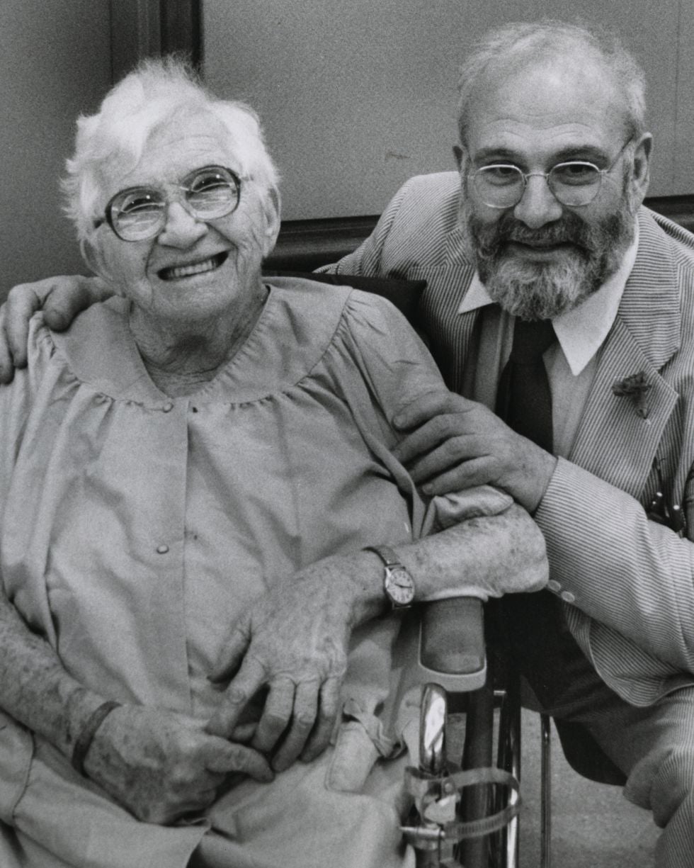 Sacks sacó de la catatonia a pacientes de encefalitis letárgica aislados durante años. Les aplicó L-DOPA (una dopamina que se recetaba para el párkinson). Tras la euforia inicial se produjo un efecto yoyó y los pacientes volvieron a entrar en la parálisis. Entre otras razones, según Sacks, porque no soportaron los anacronismos de un mundo en el que ya no les quedaba nadie y del que no entendían nada.