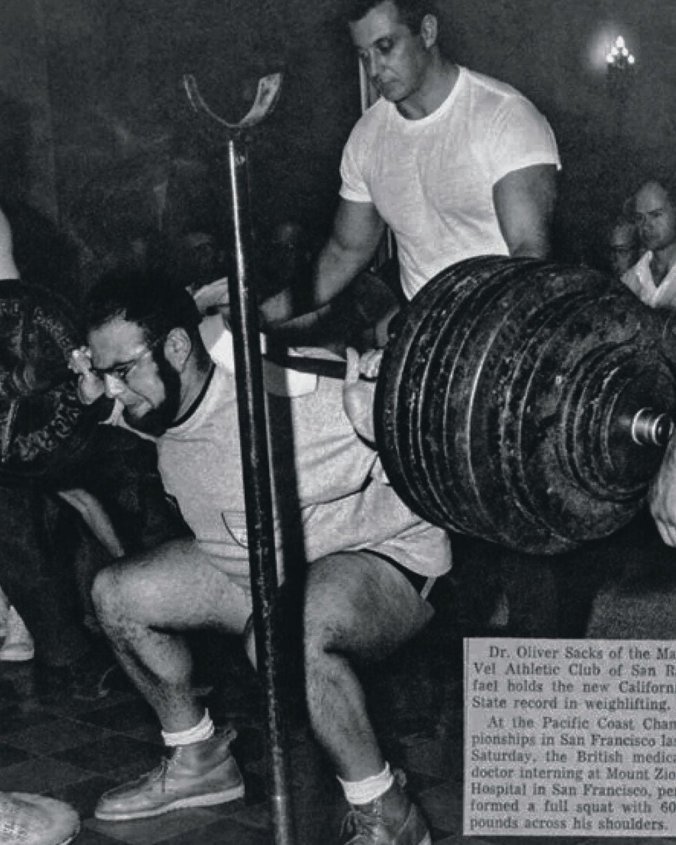 En Los Ángeles, Sacks se convirtió en un levantador de pesas de alto nivel. Se entusiasmó con el culturismo en la llamada 'Muscle beach', donde, además de hacer músculo, ligaba. Con un chico que conoció allí sufrió una de sus grandes decepciones amorosas. No fue así en lo deportivo. Durante bastante tiempo ostentó el récord de California en sentadillas, tras realizar una con 270 kilos sobre los hombros (en la foto).