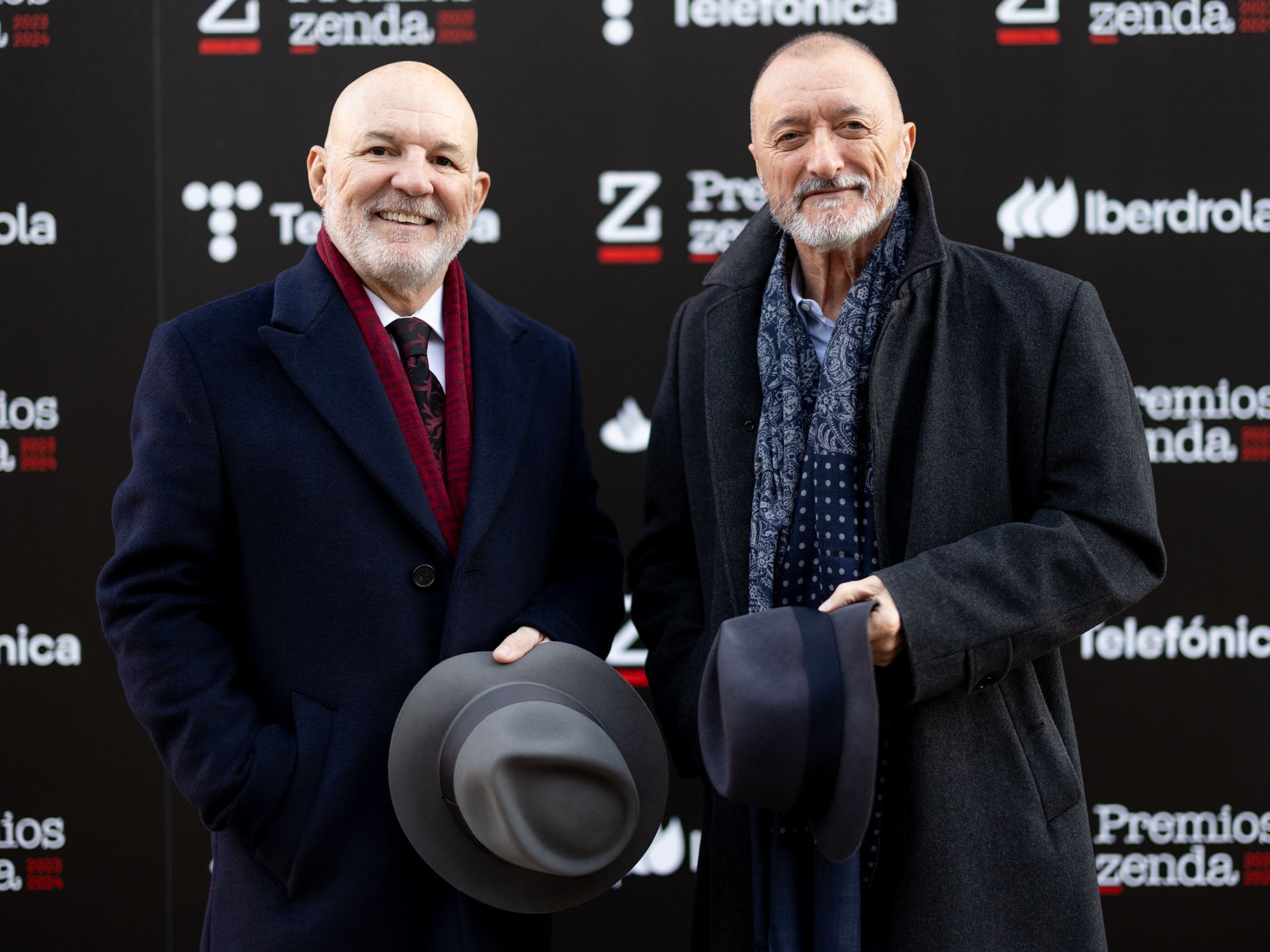 Jesús Vigorra –que condujo, junto con Espido Freire, la ceremonia de entrega de los premios Zenda– con Arturo Pérez-Reverte que destacó que «la dotación de estos premios, en vez de ser económica, se mide en prestigio. Estos son unos premios de verdad, unos premios de justicia».