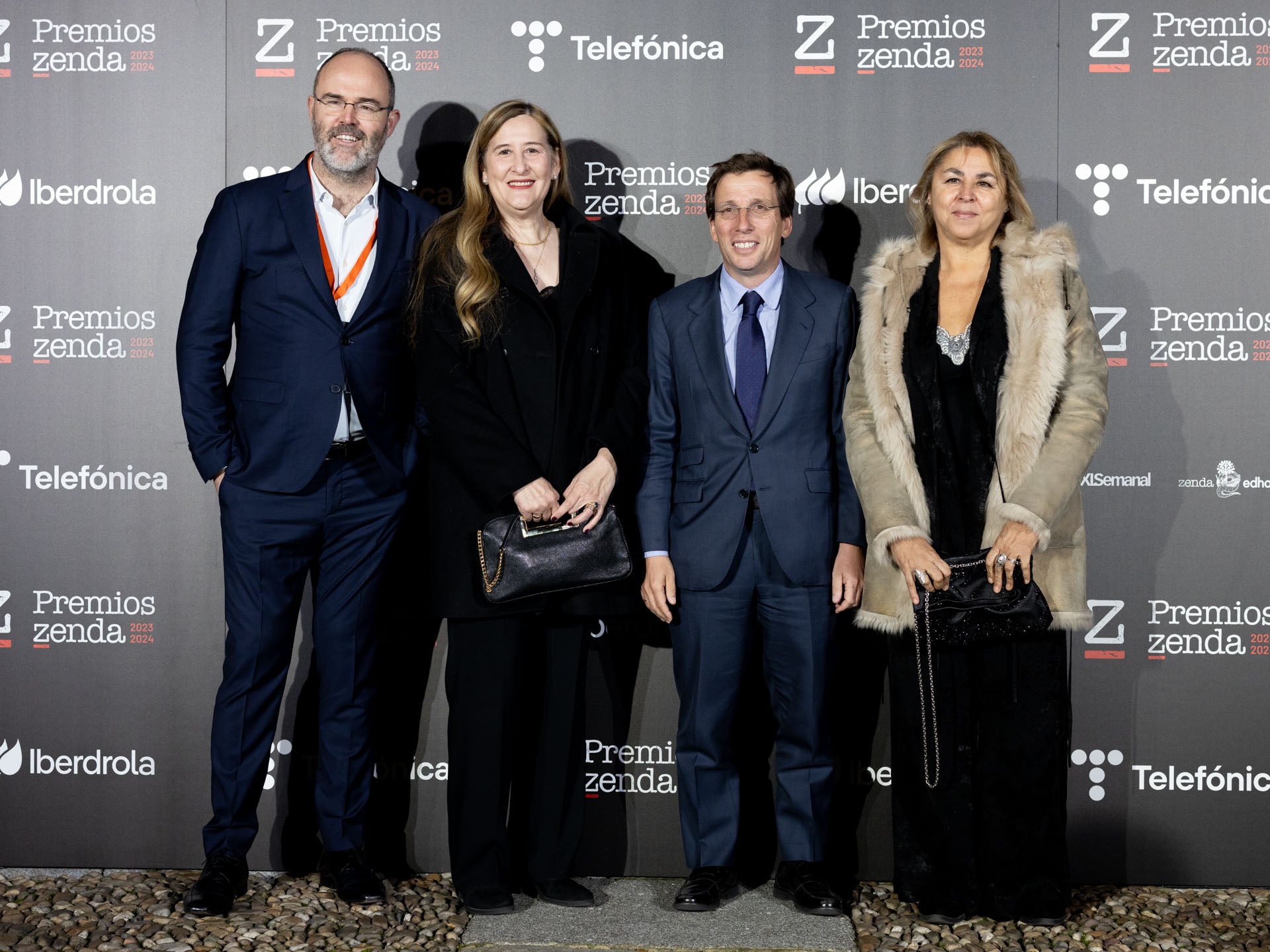 Leandro Pérez, director de Zenda, con Luz Gabás, el alcalde de Madrid, José Luis Martínez-Almeida, y Megan Maxwell.