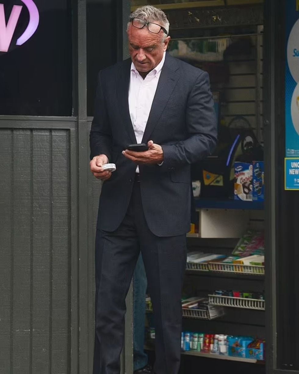 Robert F. Kennedy Jr., próximo ministro de Sanidad en el Gobierno Trump, se ha convertido en uno de los grandes zynfluencers de la industria tabaquera. La imagen del político sosteniendo una lata de nicotina sintética tras una comida de McDonald's con Elon Musk y la familia Trump fue viral.