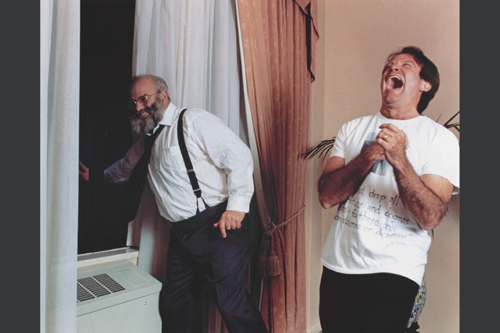 Su libro Despertares fue adaptado al cine en 1990 por Penny Marshall, con Robin Williams interpretando a Sacks y Robert de Niro como uno de sus pacientes. Fue un éxito mundial que le valió a De Niro una nominación a los Oscar y al neurólogo una fama extraordinaria.